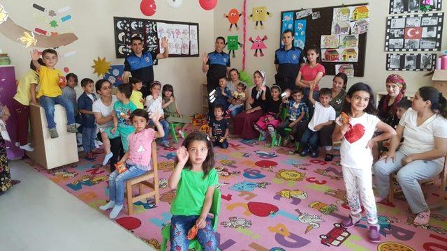 Hakkari polisinden öğrencilere karne hediyesi