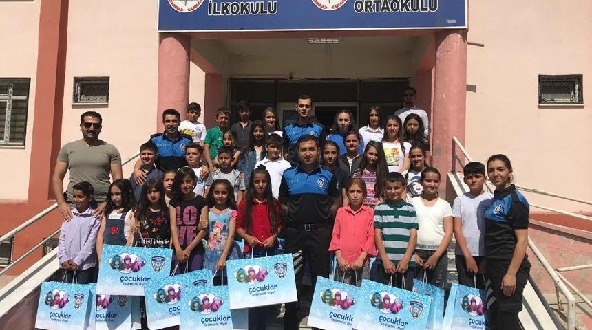 Hakkari polisinden öğrencilere karne hediyesi