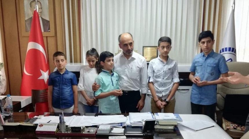 Yarışmada kazandığı yarım altını bağışladı