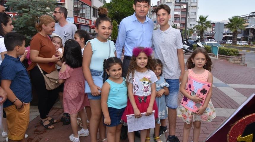 Başkan Özcan öğrencilerin karne sevincini paylaştı