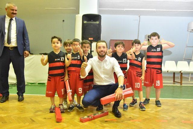 Başkan Aydar, çocuklarla basketbol oynadı