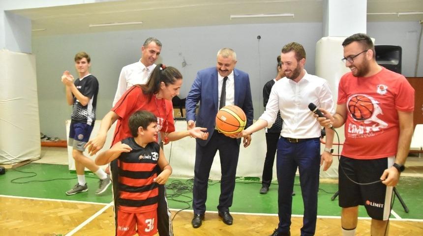 Başkan Aydar, çocuklarla basketbol oynadı