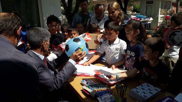 Erzincanlı muhtar başarılı öğrencilere karne hediyesi verdi