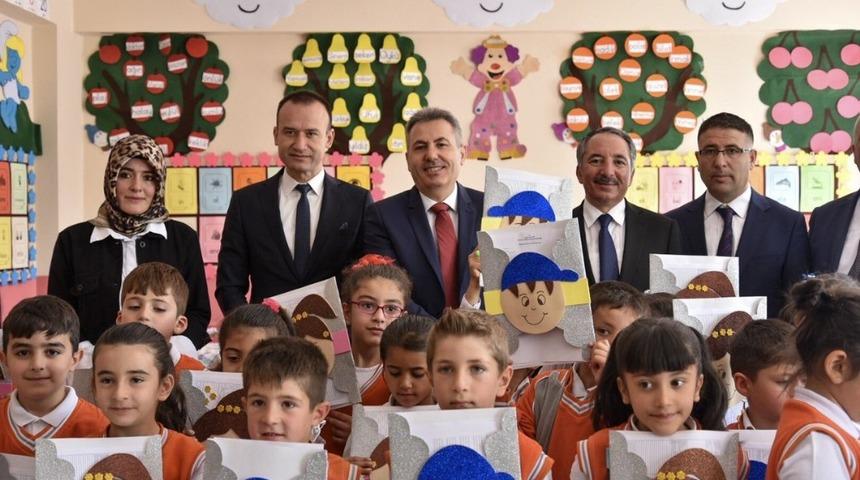 Vali Elban, &ouml;ğrencilerin karne heyecanına ortak oldu