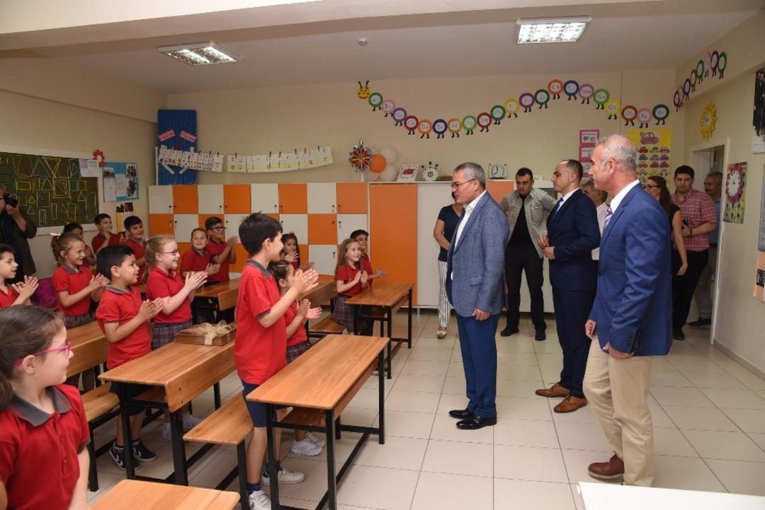 Vali Deniz &ccedil;ocukların karne heyecanına ortak oldu