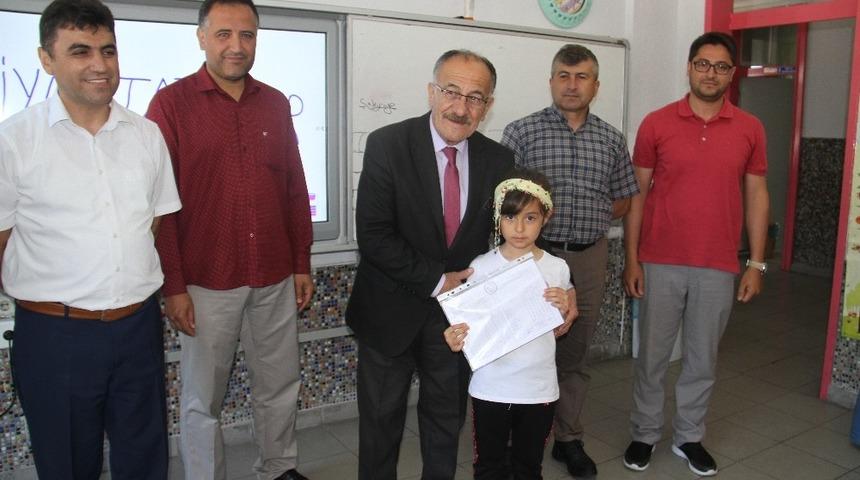 Başkan Bayındır, mezun olduğu okulda öğrencilerin karne sevincine ortak oldu