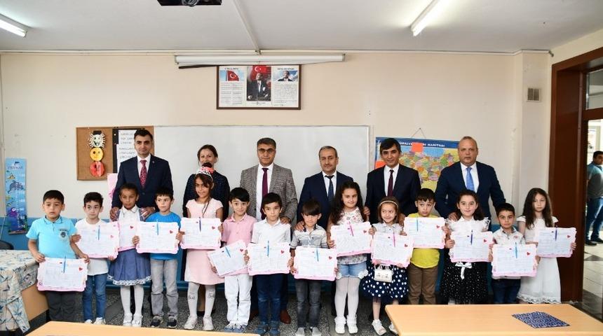 Karab&uuml;k&rsquo;te 37 bin 471 &ouml;ğrenci karne heyecanı yaşadı