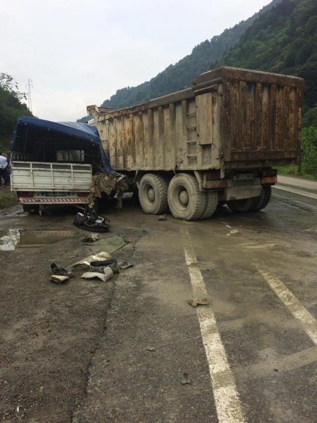 Trabzon’da kamyon ile kamyonet çarpıştı: 1’i ağır 2 yaralı