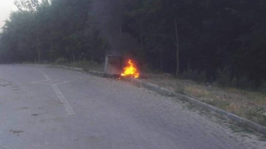 Çöp konteynerini ateşe verdiler