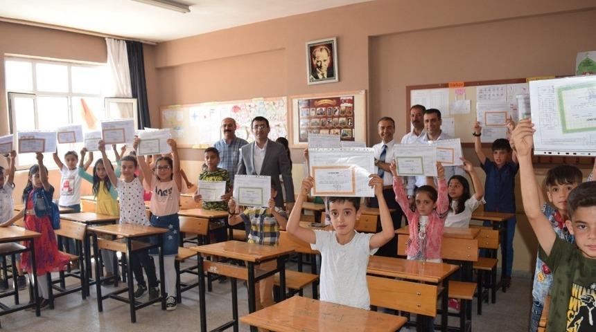 Besni&rsquo;de 18 bin 94 &ouml;ğrenci karne sevinci yaşadı