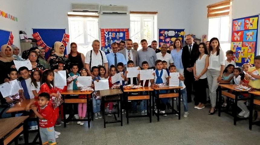 &Ccedil;eşmeli &ouml;ğrenciler, karnelerini de hediyelerini de aldı