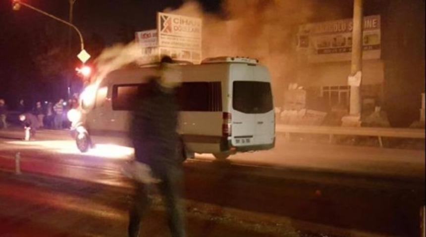 Sakarya'da minibüs alev alev yandı