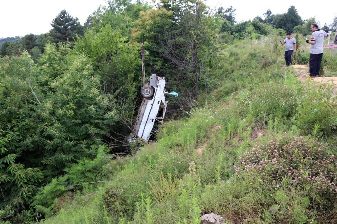 Otomobil şarampole u&ccedil;tu: 1 &ouml;l&uuml;, 5 yaralı