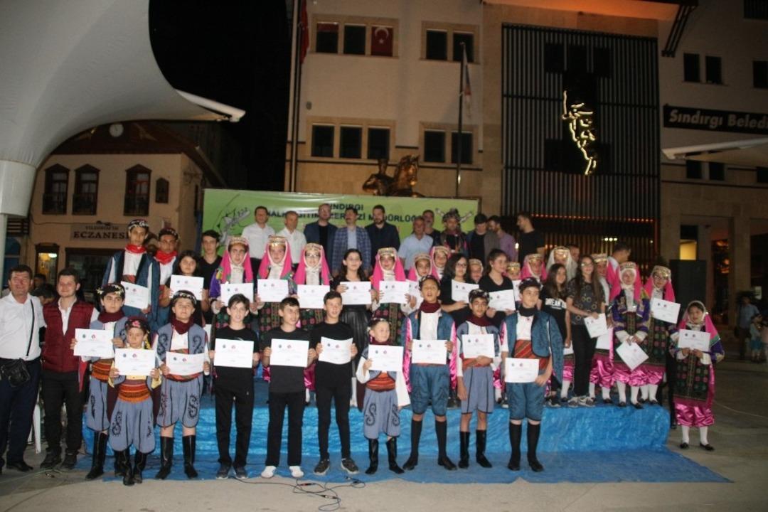 Oyun ve t&uuml;rk&uuml;lerle belgelerini aldılar