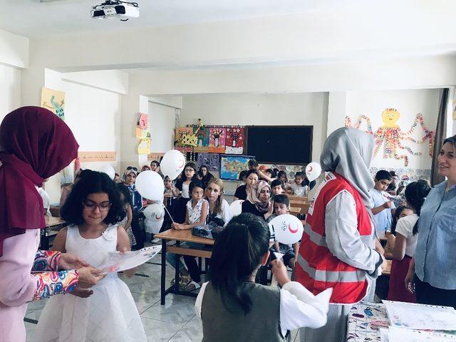Türk Kızılayı çocukların karne sevincini paylaştı