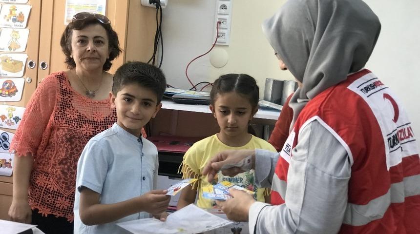 T&uuml;rk Kızılayı &ccedil;ocukların karne sevincini paylaştı