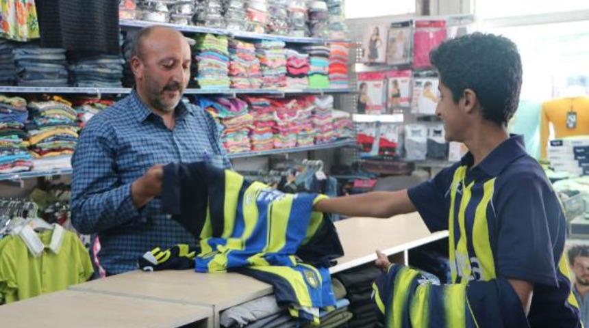 Hakkarili Civan Çapraz, 'Fener OL'a destek için formalarını sattı