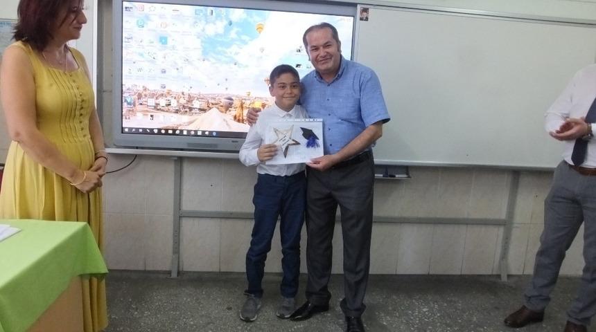 K&uuml;&ccedil;&uuml;k Alper karnesini babasından aldı