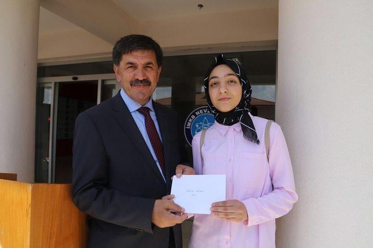 Başkan Aksun, karne dağıtım törenine katıldı G1