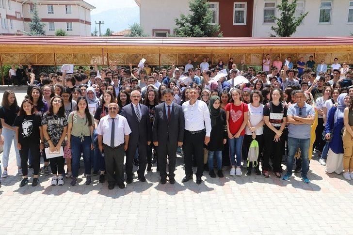 Başkan Aksun, karne dağıtım törenine katıldı G4