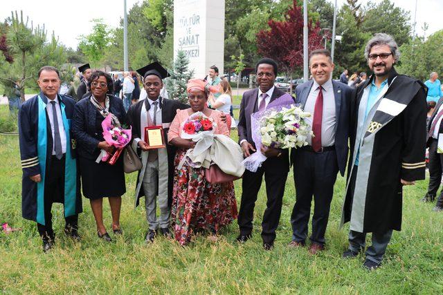 Tanzanyalı öğrenci, İletişim Fakültesi birincilikle bitirdi