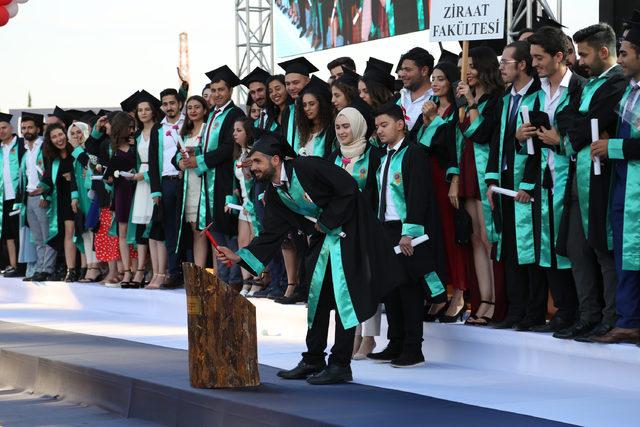 Akdeniz Üniversitesi'nde 11 bin öğrenci kep fırlattı