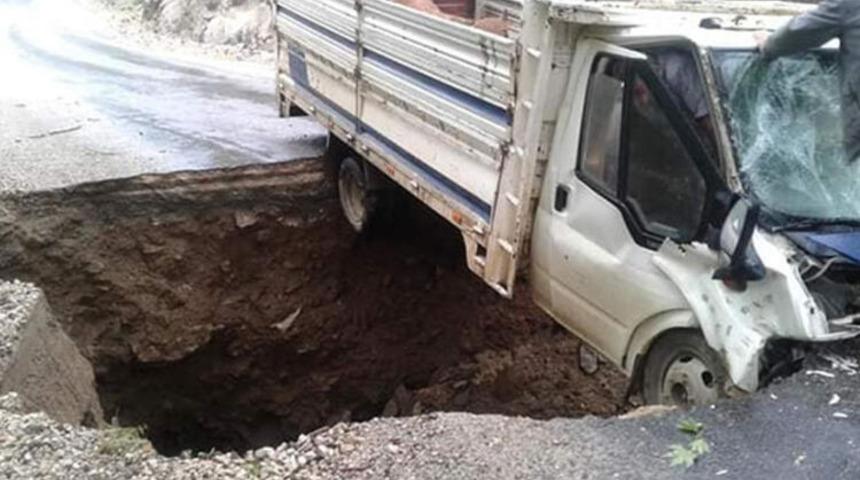 Aşırı yağış nedeniyle yol çöktü, kamyonet çukura düştü