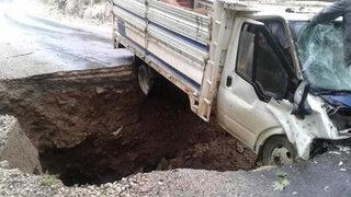 Aşırı yağış nedeniyle yol çöktü, kamyonet çukura düştü