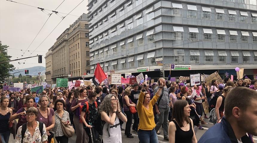 İsviçre'de on binlerce kadın eşit ücret için sokağa çıktı