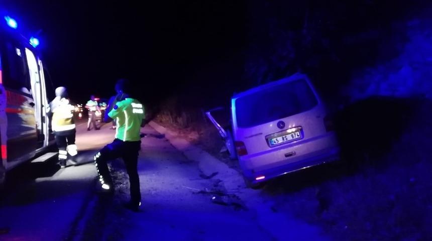 Tıra &ccedil;arpan kamyonetin s&uuml;r&uuml;c&uuml;s&uuml; yaralandı