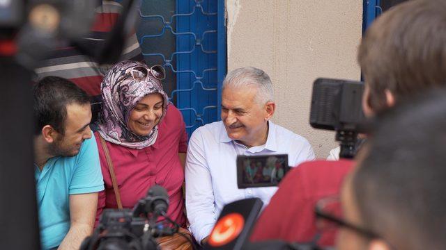 Binali Yıldırım Sancaktepe'de seçim kampanyasını sürdürürken