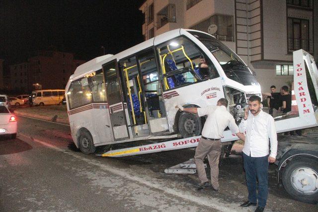 Minibüsle, hafif ticari araç çarpıştı: 3 yaralı