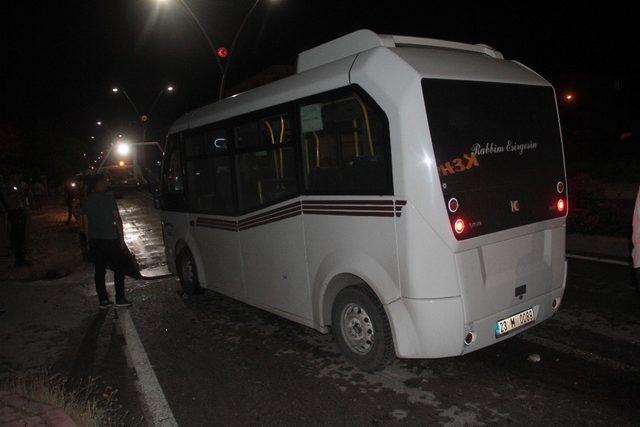 Minibüsle, hafif ticari araç çarpıştı: 3 yaralı