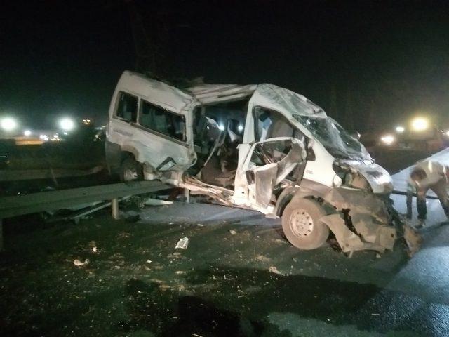 İzmir ‘de  yolcu otobüsü devrildi.1 Kişi yaralandı.