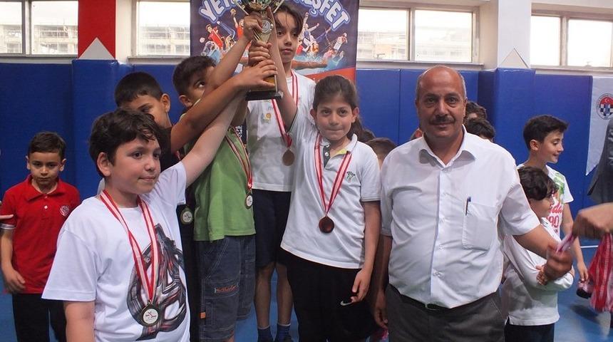 Sivas&rsquo;ta satran&ccedil; r&uuml;zgarı esti