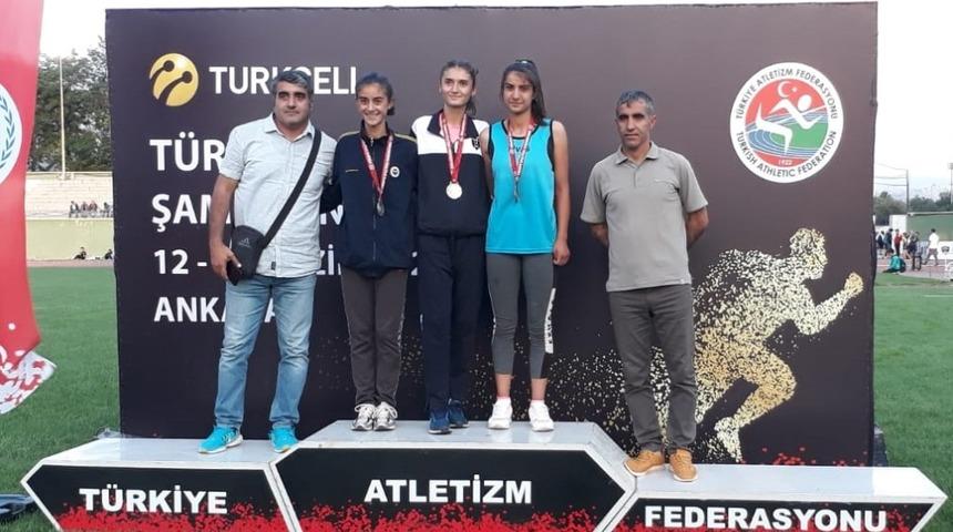 Elif Şura, T&uuml;rkiye &uuml;&ccedil;&uuml;nc&uuml;s&uuml; oldu