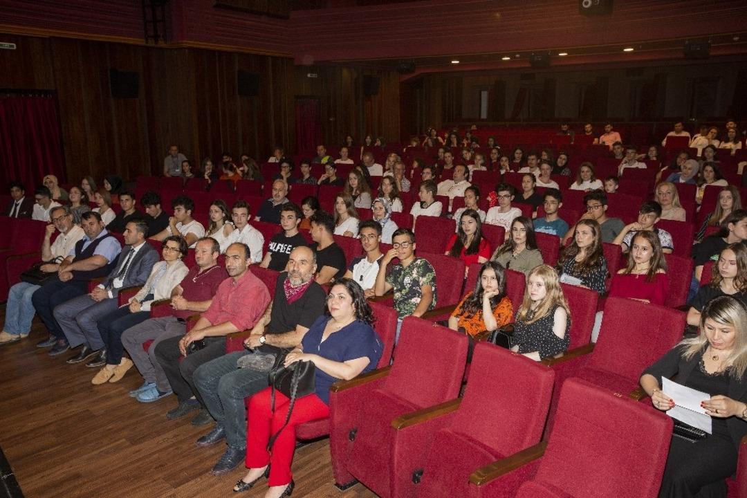 Gen&ccedil; sinemacılara tam not