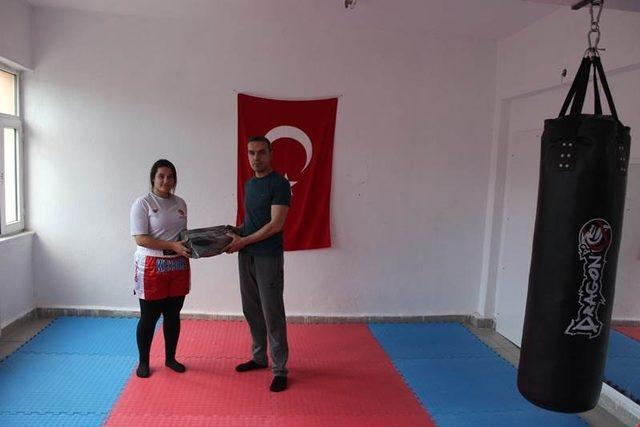 Kick Boks’ta başarılı olan öğrenciler ödüllendirildi