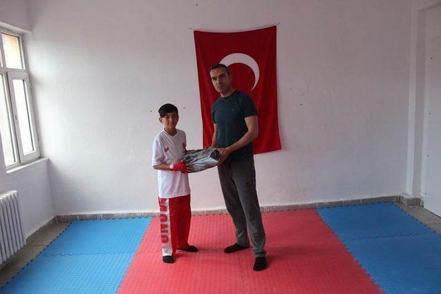 Kick Boks’ta başarılı olan öğrenciler ödüllendirildi