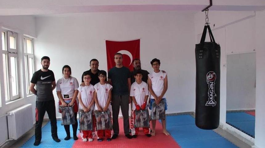 Kick Boks&rsquo;ta başarılı olan &ouml;ğrenciler &ouml;d&uuml;llendirildi