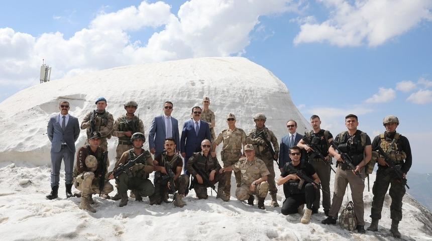 Vali Akbıyık, 3 bin 450 rakımlı İkiyaka d&uuml;z tepe &uuml;s b&ouml;lgesinde