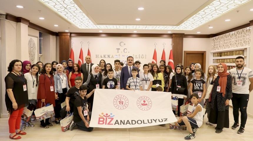 Yalovalı &ouml;ğrenciler, "Biz Anadoluyuz projesi" kapsamında Vali Akbıyık&rsquo;ı ziyaret etti