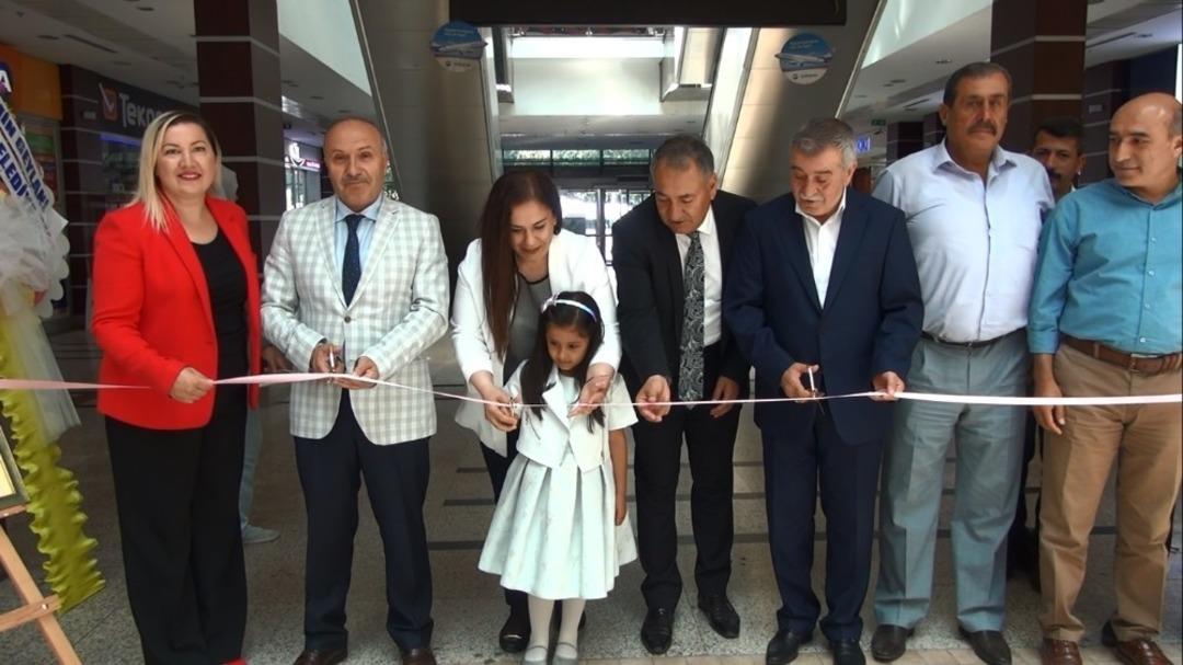 7 yaşındaki &ccedil;ocuk kişisel resim sergisi a&ccedil;tı