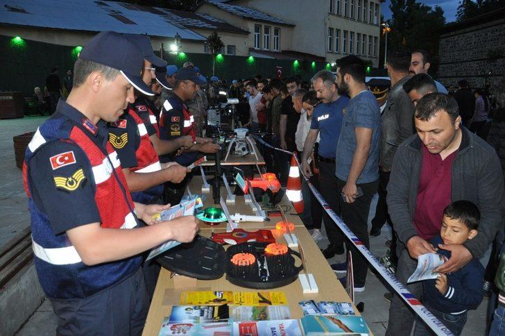 Kars İl Jandarma Komutanlığı stantı yoğun ilgi gördü G4