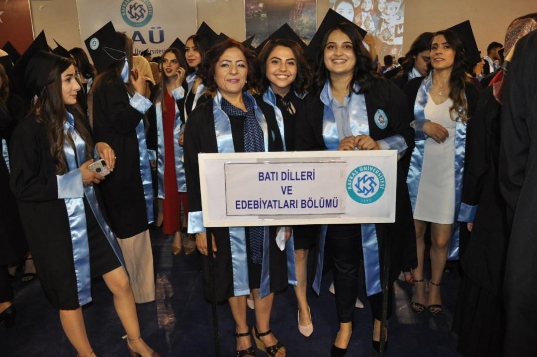 KA&Uuml; Fen-Edebiyat Fak&uuml;ltesi&rsquo;nde mezuniyet coşkusu