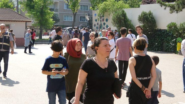 Bursa’da kimlik yerine ehliyetle gelen öğrenciler sınava alınmadı G2