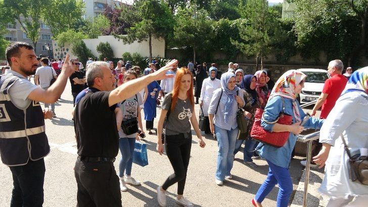 Bursa’da kimlik yerine ehliyetle gelen öğrenciler sınava alınmadı G3
