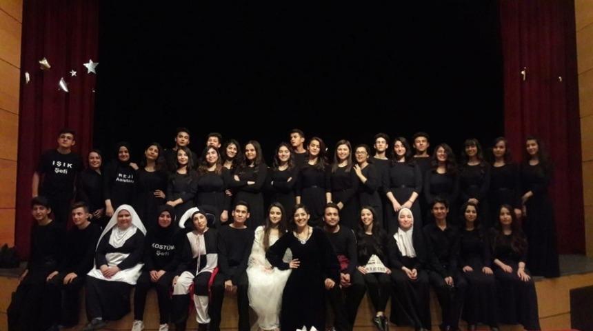 Liseli &ouml;ğrencilerden İngilizce tiyatro