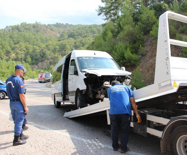 Tur minibüsüyle otomobil çarpıştı: 7'si turist 11 yaralı