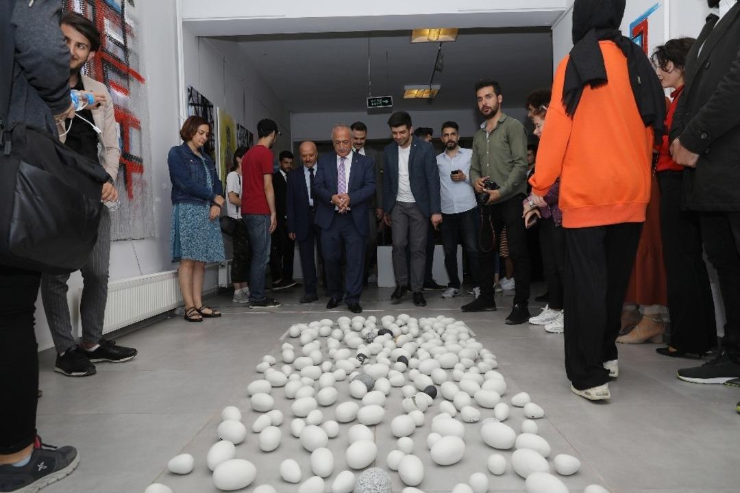 G&uuml;zel Sanatlar Fak&uuml;ltesi &ouml;ğrencilerinden yıl sonu mezuniyet sergisi